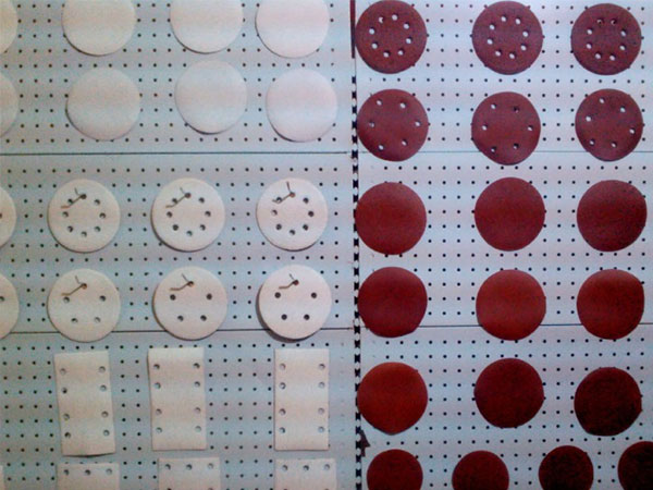 砂紙砂布激光打孔切割設(shè)備—激光打標(biāo)機(jī) 砂紙砂布激光打孔切割設(shè)備—激光打標(biāo)機(jī)