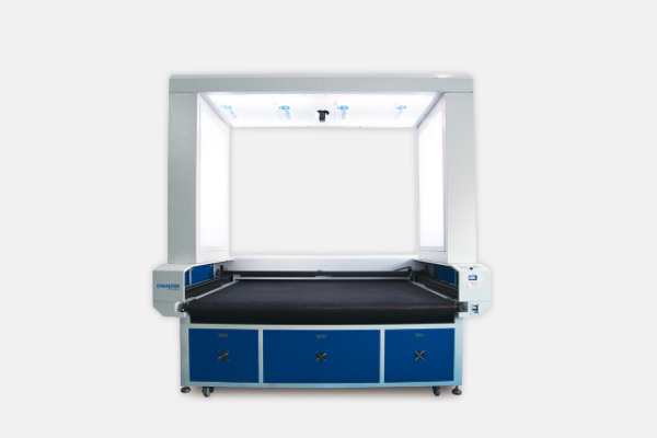 電動車擋風(fēng)被切割“利器”—印花布料開料機