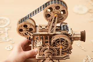 激光切割木質(zhì)放映機(jī)，那抹不去的兒時(shí)記憶